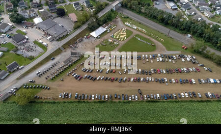 Vue aérienne d'une boue sale Automne Amish comme vu par un Bourdon sur un jour nuageux Banque D'Images