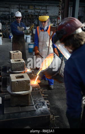 Pour fondeurs du fer en fusion dans des moules pour faire des foyers Banque D'Images