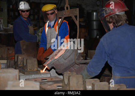 Pour fondeurs du fer en fusion dans des moules pour faire des foyers Banque D'Images