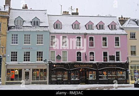 Neige de l'hiver sur la place du marché, le centre-ville de Cirencester, Gloucestershire Cotswolds, Angleterre du Sud-Ouest, Royaume-Uni Banque D'Images