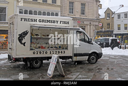Poisson frais Grimsby van, jour de marché, la neige d'hiver le centre-ville de Cirencester, Cotswolds, Gloucestershire, England, UK Banque D'Images