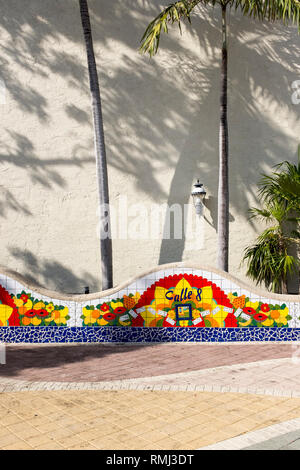 Un mur carrelé colorés et de palmiers dans Little Havana à Miami, Floride, USA Banque D'Images