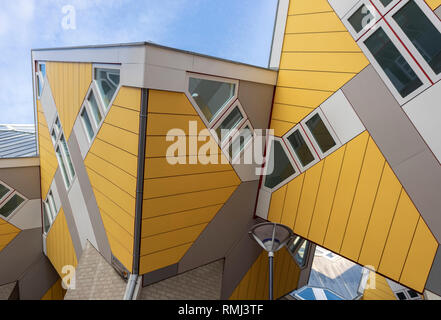 Vue sur la célèbre maisons cube incliné à Rotterdam, Pays-Bas Banque D'Images