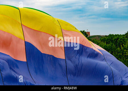 Partie d'un ballon multicolore contre un ciel nuageux Banque D'Images