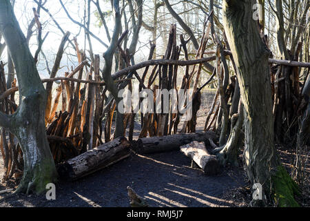 Tanières ou des abris confectionnés à partir de billes et de bois dans la forêt Banque D'Images