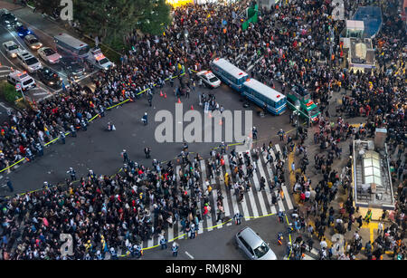 Les piétons piétons situé à quartier de Shibuya à Tokyo, Japon. Croisement de Shibuya est l'un des plus occupés des passages pour piétons dans le monde. Banque D'Images