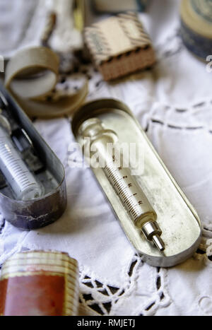 Ancienne seringue médicale, détail d'instruments médicaux Banque D'Images