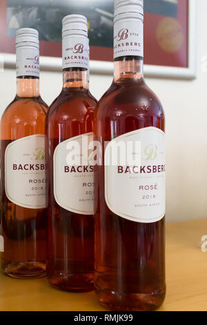 Des bouteilles de vin rose affiché sur l'étagère à vendre à Backsberg winery à Paarl, Cape Winelands, Afrique du Sud Banque D'Images