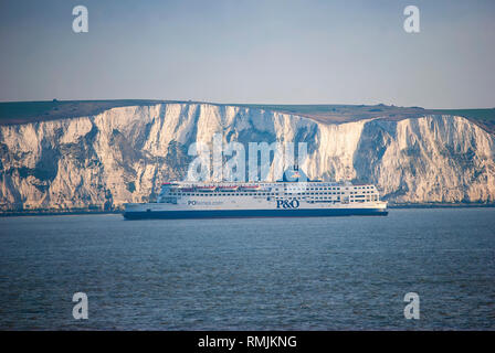 Un ferry en passant à côté des falaises blanches de Douvres dans la Manche Banque D'Images