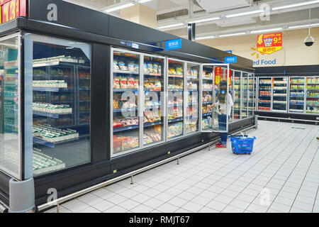 SHENZHEN, CHINE - circa 2016 MAI : à l'intérieur du magasin Walmart. Wal-Mart Stores, Inc. est une multinationale américaine retail corporation qui exploite un chai Banque D'Images
