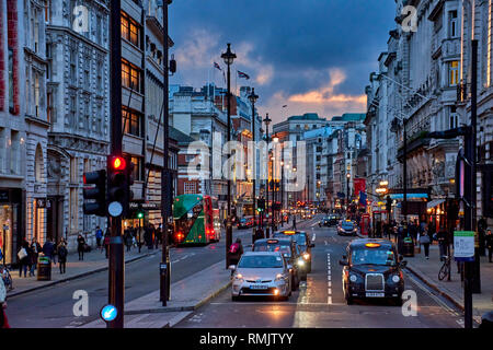 L'heure de pointe et de la circulation près de Piccadilly Circus avec les piétons circulant dans le West End de Londres. Paysage urbain typique dans le centre de la ville de Londres. Banque D'Images