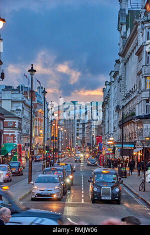 L'heure de pointe et de la circulation près de Piccadilly Circus avec les piétons circulant dans le West End de Londres. Paysage urbain typique dans le centre de la ville de Londres. Banque D'Images