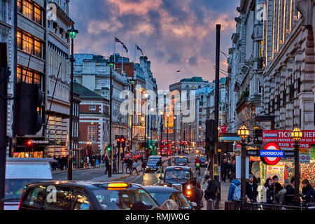 L'heure de pointe et de la circulation près de Piccadilly Circus avec les piétons circulant dans le West End de Londres. Paysage urbain typique dans le centre de la ville de Londres. Banque D'Images