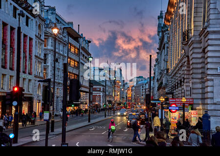 L'heure de pointe et de la circulation près de Piccadilly Circus avec les piétons circulant dans le West End de Londres. Paysage urbain typique dans le centre de la ville de Londres. Banque D'Images