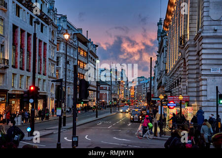 L'heure de pointe et de la circulation près de Piccadilly Circus avec les piétons circulant dans le West End de Londres. Paysage urbain typique dans le centre de la ville de Londres. Banque D'Images