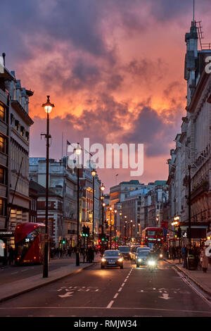 L'heure de pointe et de la circulation près de Piccadilly Circus avec les piétons circulant dans le West End de Londres. Paysage urbain typique dans le centre de la ville de Londres. Banque D'Images