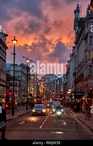 L'heure de pointe et de la circulation près de Piccadilly Circus avec les piétons circulant dans le West End de Londres. Paysage urbain typique dans le centre de la ville de Londres. Banque D'Images