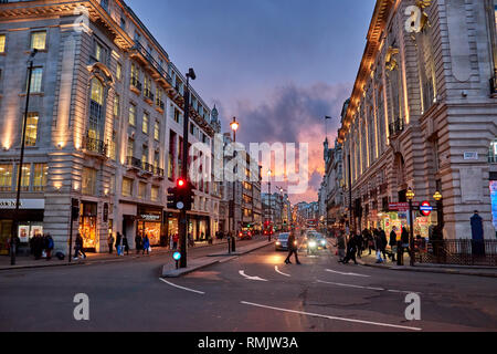 L'heure de pointe et de la circulation près de Piccadilly Circus avec les piétons circulant dans le West End de Londres. Paysage urbain typique dans le centre de la ville de Londres. Banque D'Images