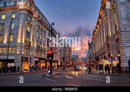 L'heure de pointe et de la circulation près de Piccadilly Circus avec les piétons circulant dans le West End de Londres. Paysage urbain typique dans le centre de la ville de Londres. Banque D'Images