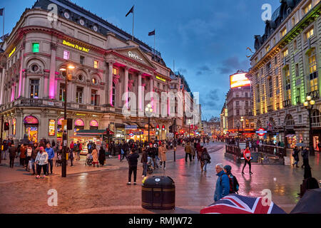 L'heure de pointe et de la circulation près de Piccadilly Circus avec les piétons circulant dans le West End de Londres. Paysage urbain typique dans le centre de la ville de Londres. Banque D'Images