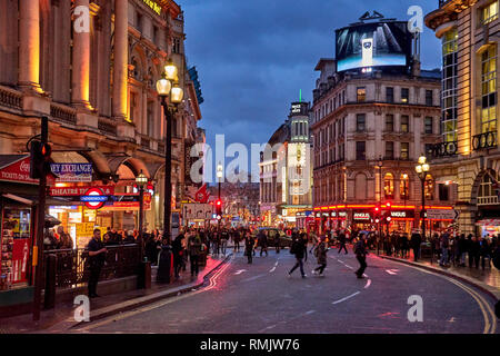 L'heure de pointe et de la circulation près de Piccadilly Circus avec les piétons circulant dans le West End de Londres. Paysage urbain typique dans le centre de la ville de Londres. Banque D'Images