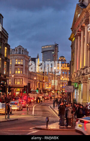 L'heure de pointe et de la circulation près de Piccadilly Circus avec les piétons circulant dans le West End de Londres. Paysage urbain typique dans le centre de la ville de Londres. Banque D'Images