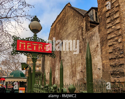 Paris, France - 22 janvier 2015 : fleuri rouge art déco ou art nouveau métro parisien panneau près de par le côté de l'église de Saint Germain des Prés et de la Mer Banque D'Images