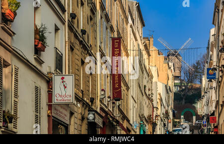 Paris, France - 22 janvier 2015 : voir le long de la rue sur de vieux moulin restaurant Moulin de la Galette, dans le quartier de Montmartre Banque D'Images