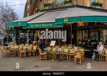 Paris, France - le 22 janvier 2015 à l'extérieur : Les Deux Magots célèbre brasserie servant une cuisine traditionnelle française et célèbre pour avoir accueilli gue Banque D'Images