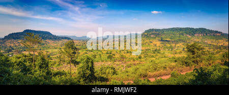 Belle vue depuis la montagne Phnom Kulen. Paysage cambodgien. Panorama Banque D'Images