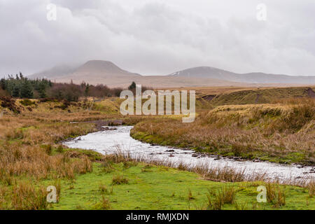 Nuages sur le Carmarthen Fans avec Fan Brycheiniog Mountain dans le parc national de Brecon Beacons paysage, Carmarthenshire, Pays de Galles, Royaume-Uni Banque D'Images