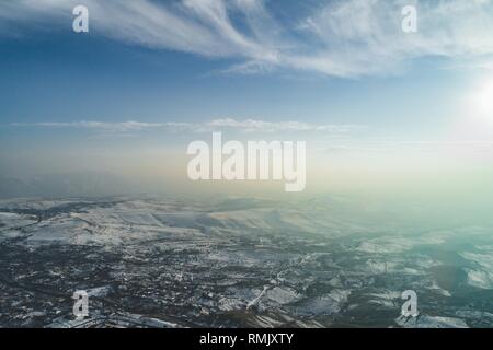 Magnifique lever de soleil sur les collines arméniennes Banque D'Images