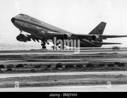 Un Boeing 747-200 de la Condor Flugdienst avant de décoller. En tant que première compagnie charter, Condor a introduit le Boeing 747 en 1971. Le 747 et le 200 de la compagnie aérienne avait le nom de baptême 'Max' et 'Moritz'. Banque D'Images