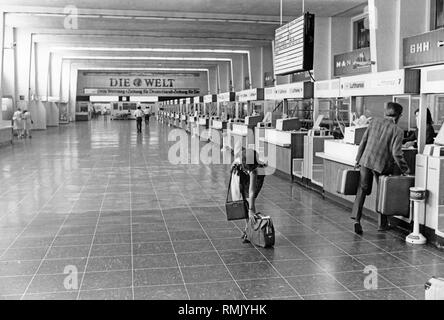 Vide salle d'enregistrement à l'aéroport de Francfort au cours d'une grève des contrôleurs du trafic aérien. Banque D'Images