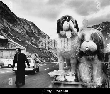 Le grand St Bernard Pass en Suisse. Sur la droite deux gros chiens Saint Bernard en peluche. Banque D'Images