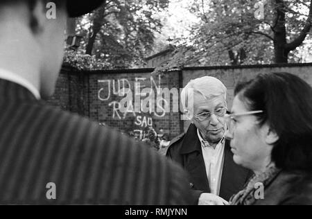 Rallye, protester contre la destruction de la tombe de Brecht au cimetière de Dorotheenstadt : Stefan Hermlin et Christa Wolf, Allemagne, Berlin-Mitte, 12.05.1990. Banque D'Images