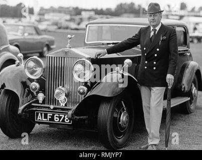 John Donner aux côtés de sa Rolls Royce Phantom II, qu'il a acquis comme une voiture utilisée avec 400.000 km kilométrage. Banque D'Images