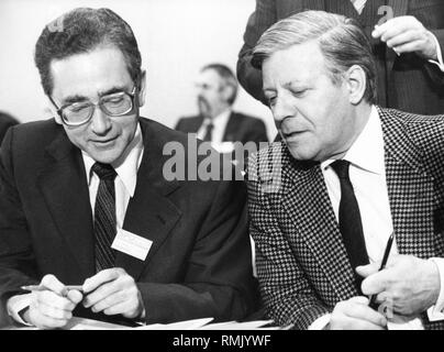 Chancelier allemand Helmut Schmidt et Erhard Eppler à la conférence du parti SPD à Berlin. Banque D'Images