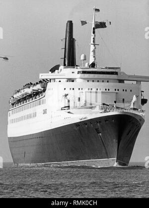 Le paquebot transatlantique britannique 'Queen Elizabeth 2', peu de temps avant sa révision générale au chantier naval Lloyd à Bremerhaven. Banque D'Images