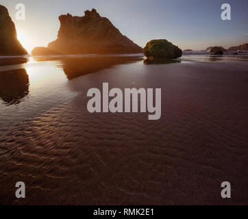 Coucher du soleil sur la plage colorée Face Rock State Scenic Viewpoint (anciennement connu sous le nom de Bandon Bandon en bordure de l'océan), l'Oregon, USA Pacific Northwest Banque D'Images