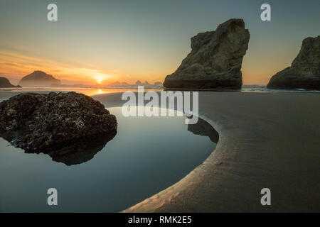 Coucher du soleil sur la plage colorée Face Rock State Scenic Viewpoint (anciennement connu sous le nom de Bandon Bandon en bordure de l'océan), l'Oregon, USA Pacific Northwest Banque D'Images