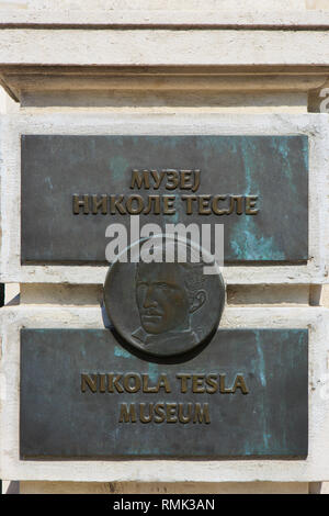 Libre d'une plaque métallique à l'extérieur de l'entrée du Musée Nikola Tesla à Belgrade, Serbie Banque D'Images