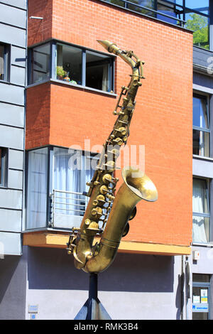 Close-up d'un saxophone géant dans la ville de Dinant, en Belgique, où cet instrument de musique a été inventé par Adolphe Saxe dans les années 1840 Banque D'Images