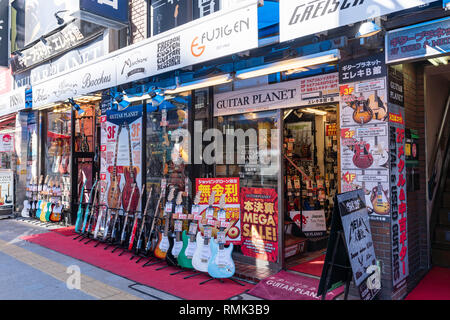 Instruments de musique boutique près de Ochanomizu Station, Chiyoda-Ku, Tokyo, Japon Banque D'Images