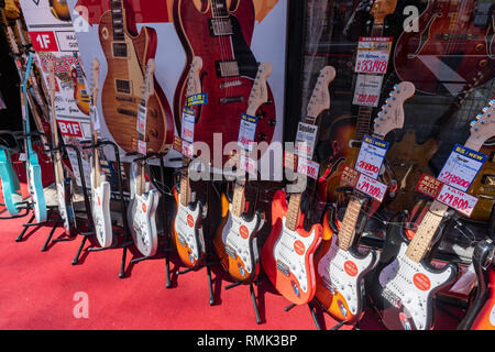 Instruments de musique boutique près de Ochanomizu Station, Chiyoda-Ku, Tokyo, Japon Banque D'Images