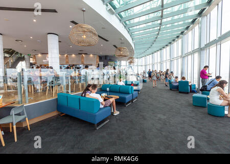 Gold Coast, Australie - 6 janvier 2019 : les personnes bénéficiant d'un café et plate-forme d'observation à Skypoint observation 24 Banque D'Images