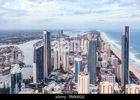 Gold Coast, Australie - 6 janvier 2019 : Gold Coast city skyline et le littoral de l'océan Banque D'Images