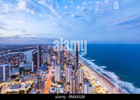 Gold Coast, Australie - 6 janvier 2019 : City skyline at Dusk Banque D'Images