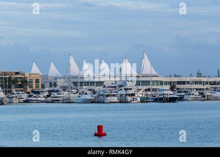 Gold Coast, Australie - 8 janvier, 2019 : Marina Mirage et yachts amarrés luxuty au crépuscule Banque D'Images