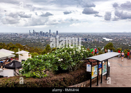 BRISBANE, AUSTRALIE - 9 janvier 2019 : affichage des touristes sur la ville de Brisbane depuis le mont Coot-tha Lookout Banque D'Images